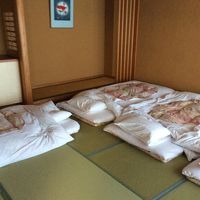 お部屋はお布団が敷いてあります。