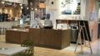 ほんのり黒糖の香りが口に広がるカヌレ