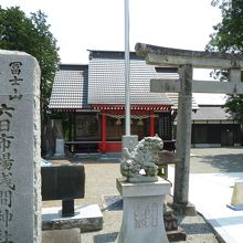 国道から神社を見る