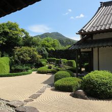 愛宕山を借景とした「鶴亀の庭」、心が休まります