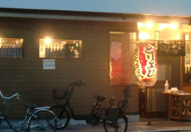 平潟湾プロムナード沿いにある赤提灯を掲げた焼き鳥店