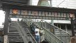 橋を渡って、谷中へ