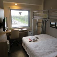 ベッドは広く防音はしっかり