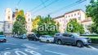 広場を囲むように歴史的建造物が多く建ち並びます。