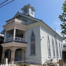 おぉ、屋根は瓦ぶきという擬洋風建築でした