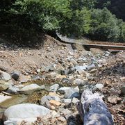 かつて金山で栄えた山の渓谷です