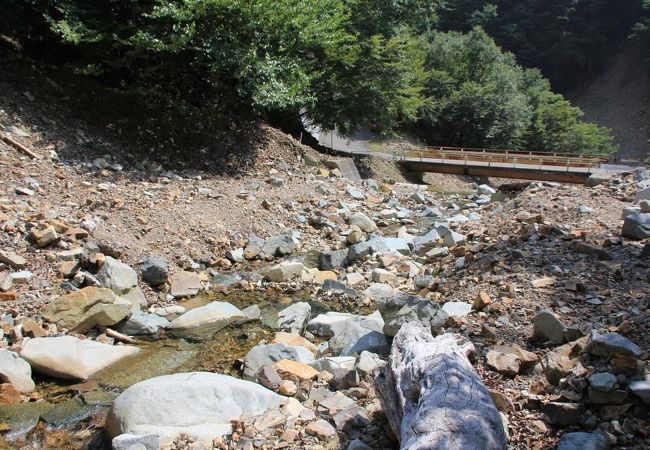 かつて金山で栄えた山の渓谷です