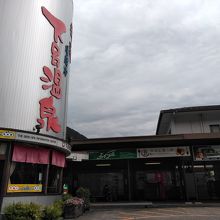 右側が下呂駅です。