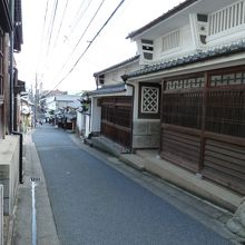 商家と坂の在る町並み