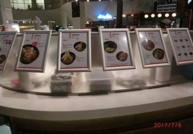 行きはハヤマの弁当をもらい、帰りは空港の店でうどんを食べた。