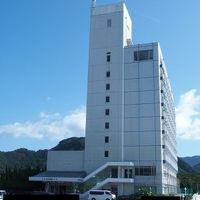 松崎海岸に面した大きなホテルです。