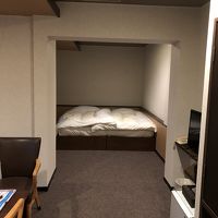 部屋は広くてベッドの寝心地は良い