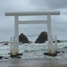 白色の鳥居と夫婦岩