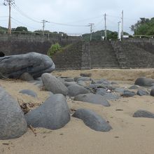 浜と駐車場方面風景