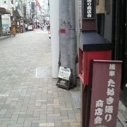 様々なご利益があるタヌキ像が祀られている浅草の裏通り商店街