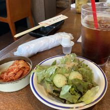 サラダ・キムチ・アイスコーヒー付