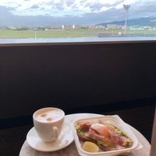 ラウンジで朝ごはん