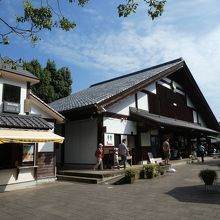 手前がアイス工房。奥は野菜の直売場になってました。