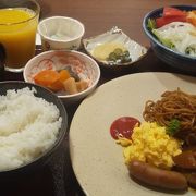 ホテル朝食で味噌カツ