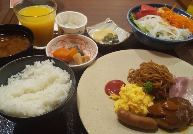 ホテル朝食で味噌カツ