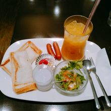 週代わりにサラダなどとドリンクが付いたAセット650円