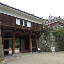 立派な門が復元されています