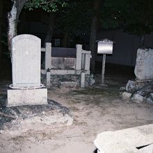 野神神社内、勾当内侍の墓。