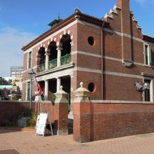 赤レンガがひときわ目立つ