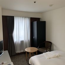 セミダブルの客室に宿泊しました。