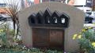 歩道の花壇にあります	