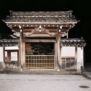 坂本城址に位置する天台宗寺院である。