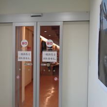 出口の向こうはお土産屋さん