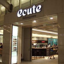 改札内にあってお店も多いです