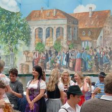 オクトーバーフェスト会場の壁画