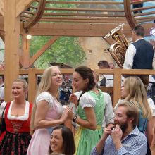 ドイツの民族衣装ディアンドル姿のバイエルンっ子