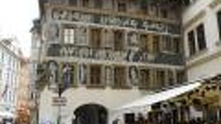 外壁の絵や角の飾りが特徴的