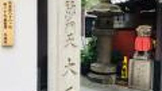 瓦屋根が目立つ建物