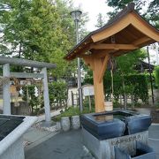 松本神社境内の端にあります