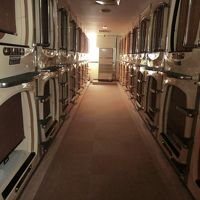 上下段にカプセルが並びます。