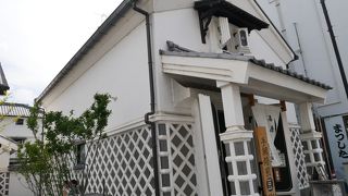 土蔵の立ち並ぶ通り