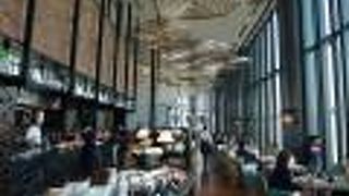 天井が高く眺めも最高の朝食