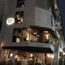 ナインアワーズの１階と２階がお店になっています。