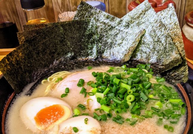 新型コロナに負けない様！あっつ熱の博多豚骨ラーメンにニンニクたっぷり入れちゃいました！