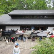 ハルニレ テラスの行列店　湯川沿いの雰囲気がよいテラス席あり。犬OK