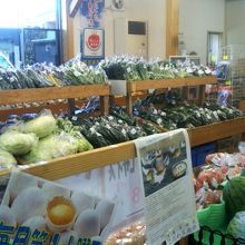 道の駅 しもつまの農産物直売所店内