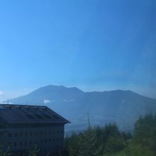 浅間山を背景にゴンドラの駅