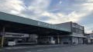 商店街の近くにあります