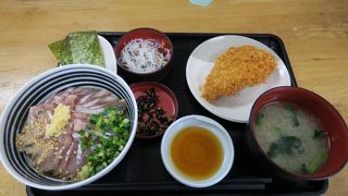 たたき丼とアジフライがセットで840円
