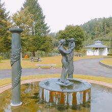母子像がある聖なる泉