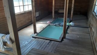 恐山菩提寺境内に小屋掛けされたワイルドな温泉